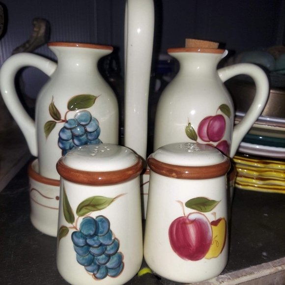 The zrike company oil and vinegar bottles with tray and salt and pepper shakers - Picture 1 of 1